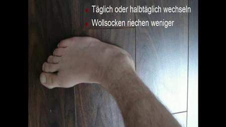 Die Sandaletten und gribok auf den Nägeln