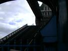 Die Tower Bridge aus London fährt hoch