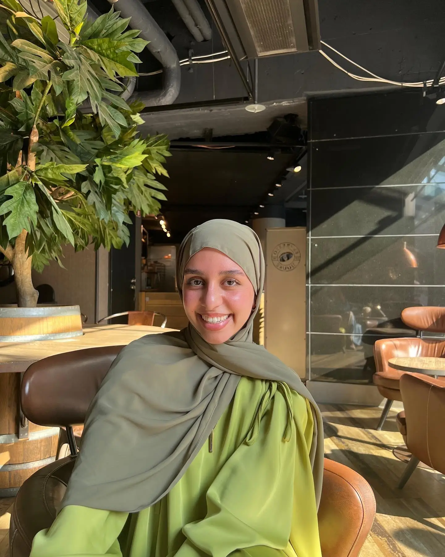 Ssega Albarak mit Hijab im Café