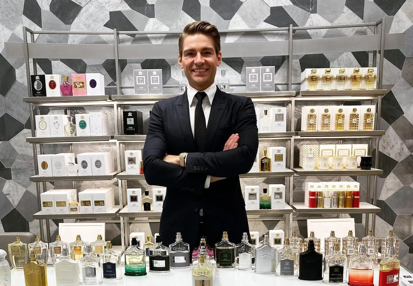 Jeremy Frangrance von einer Parfümwand