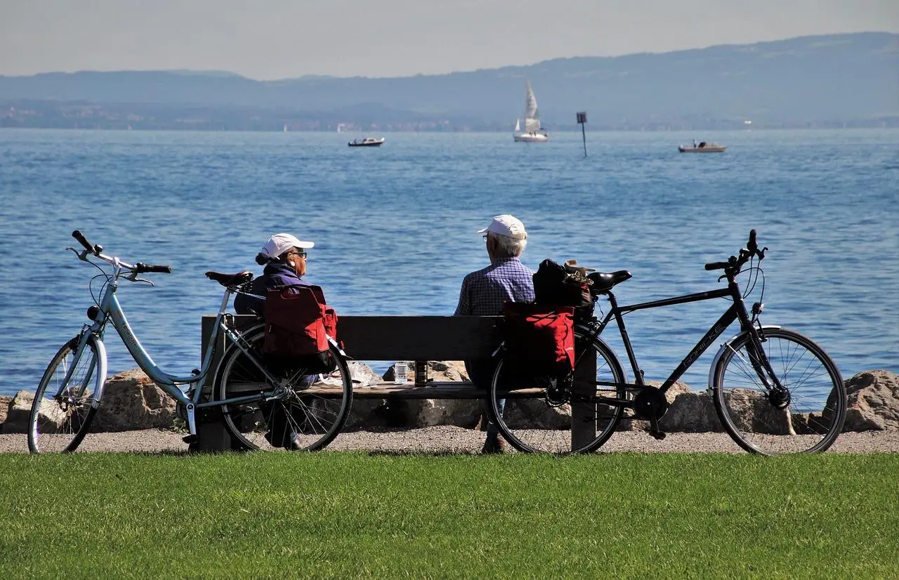 Rentner auf einer Bank am See