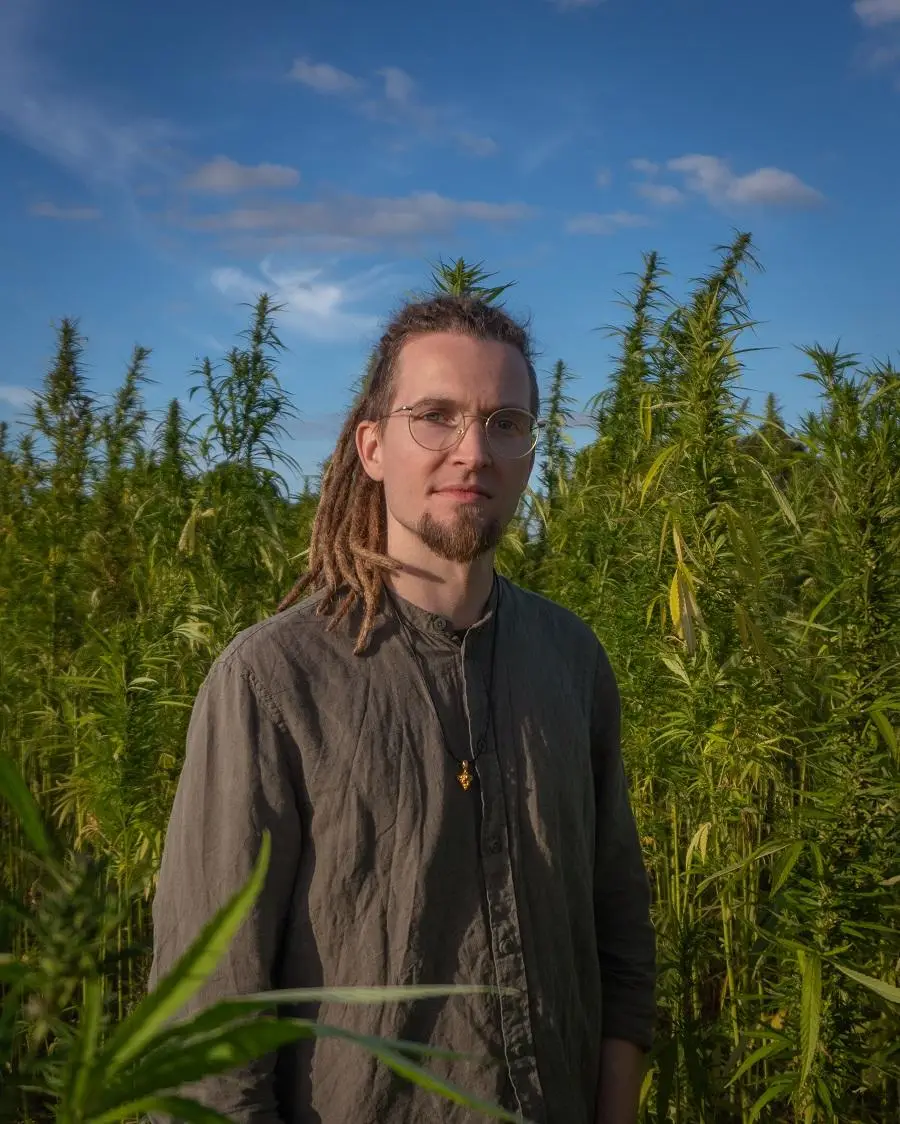 Dominik Benedens zwischen Cannabis-Pflanzen