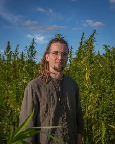 Dominik Benedens zwischen Cannabis-Pflanzen