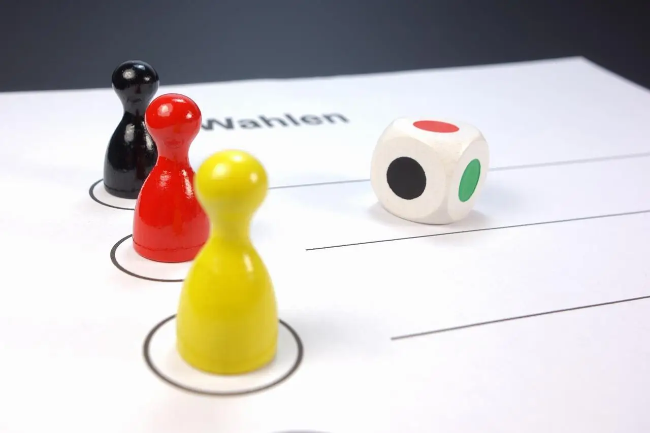 Schwarz rot gelbe Spielfiguren als Symbol für politische Parteien in DE