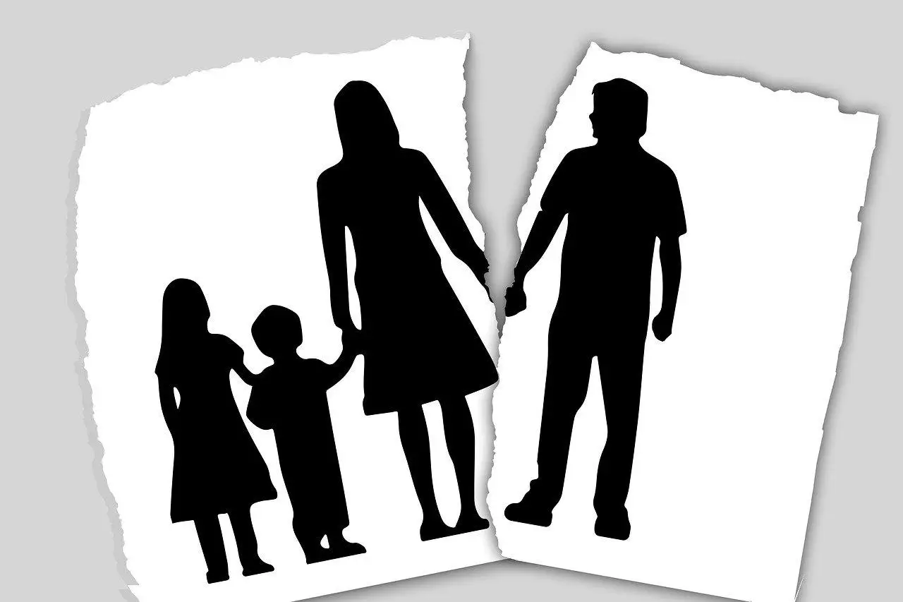 Silhouette von getrennter Familie