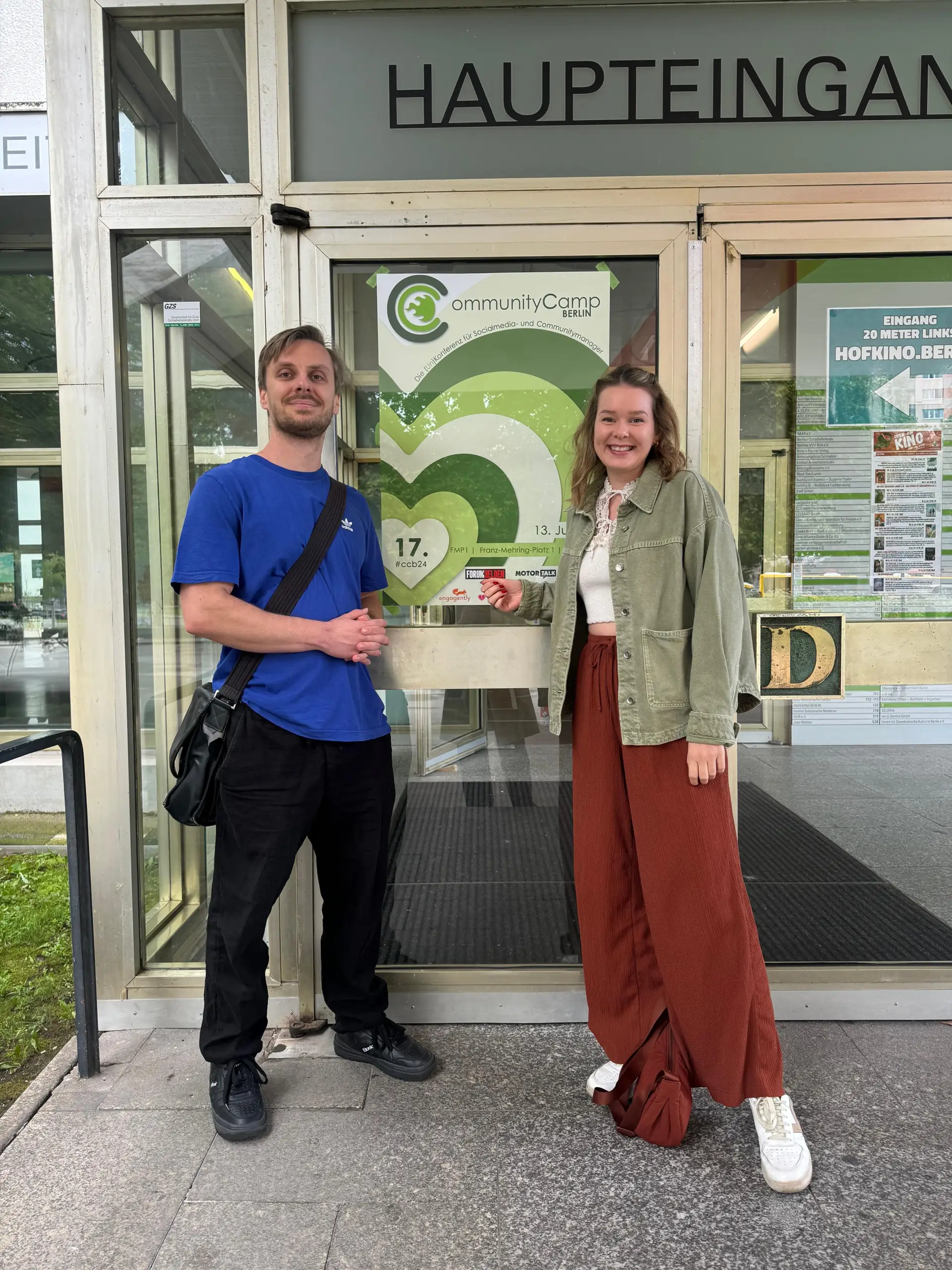 Das gutefrage-Team vorm Eingang zum CCB