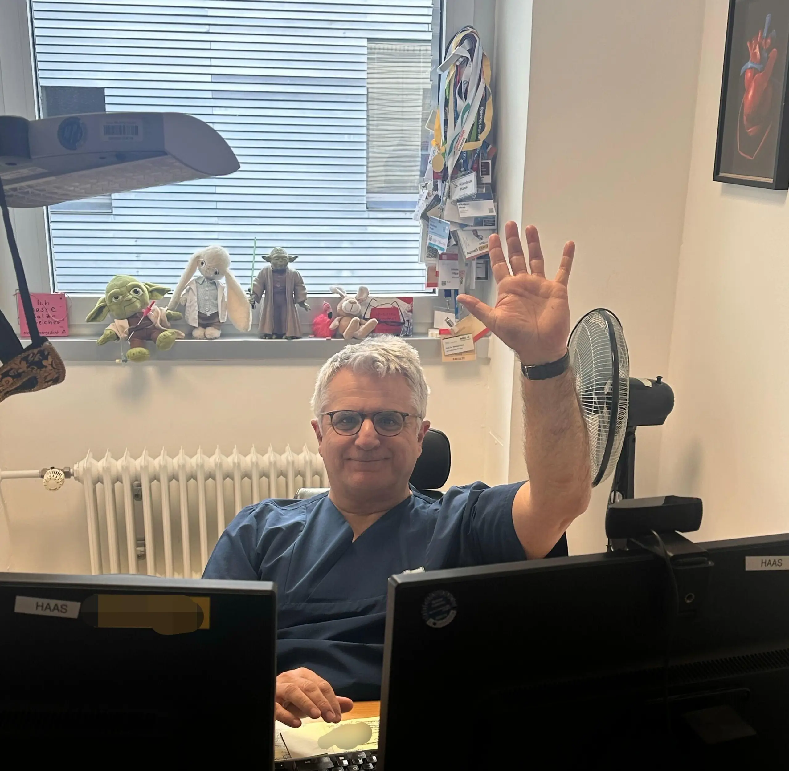 Prof. Haas in seinem Büro beim Beantworten der Fragen