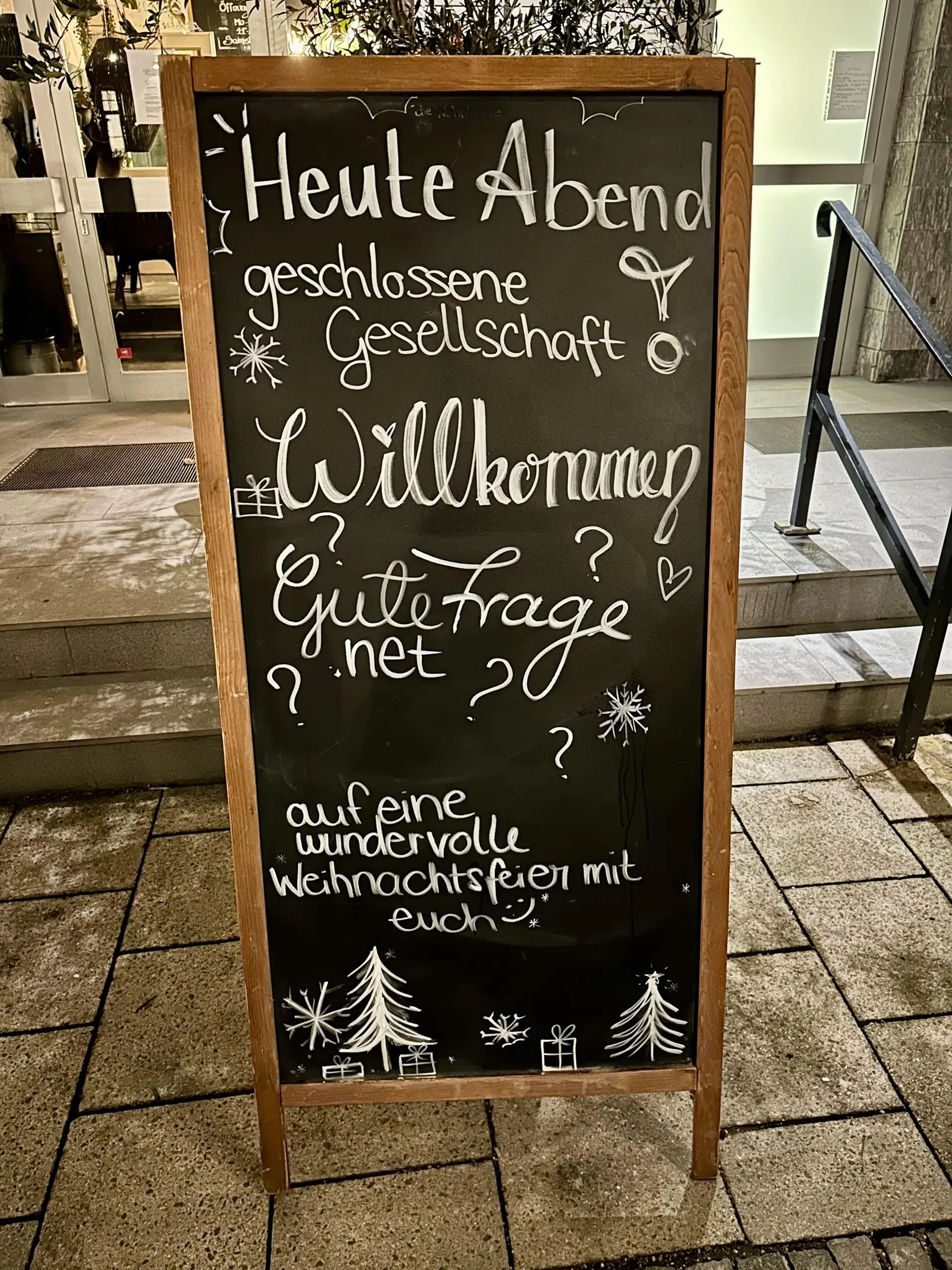 Tafel vor dem Restaurant der Weihnachtsfeiern