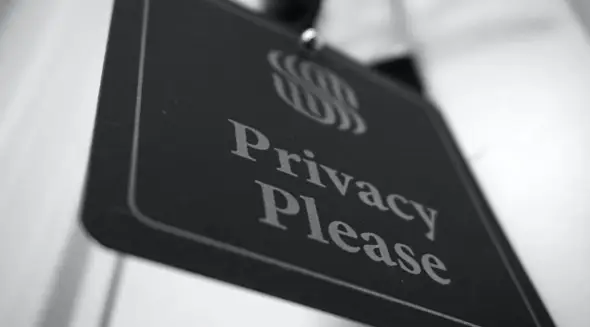 Schild mit Privacy-Hinweis