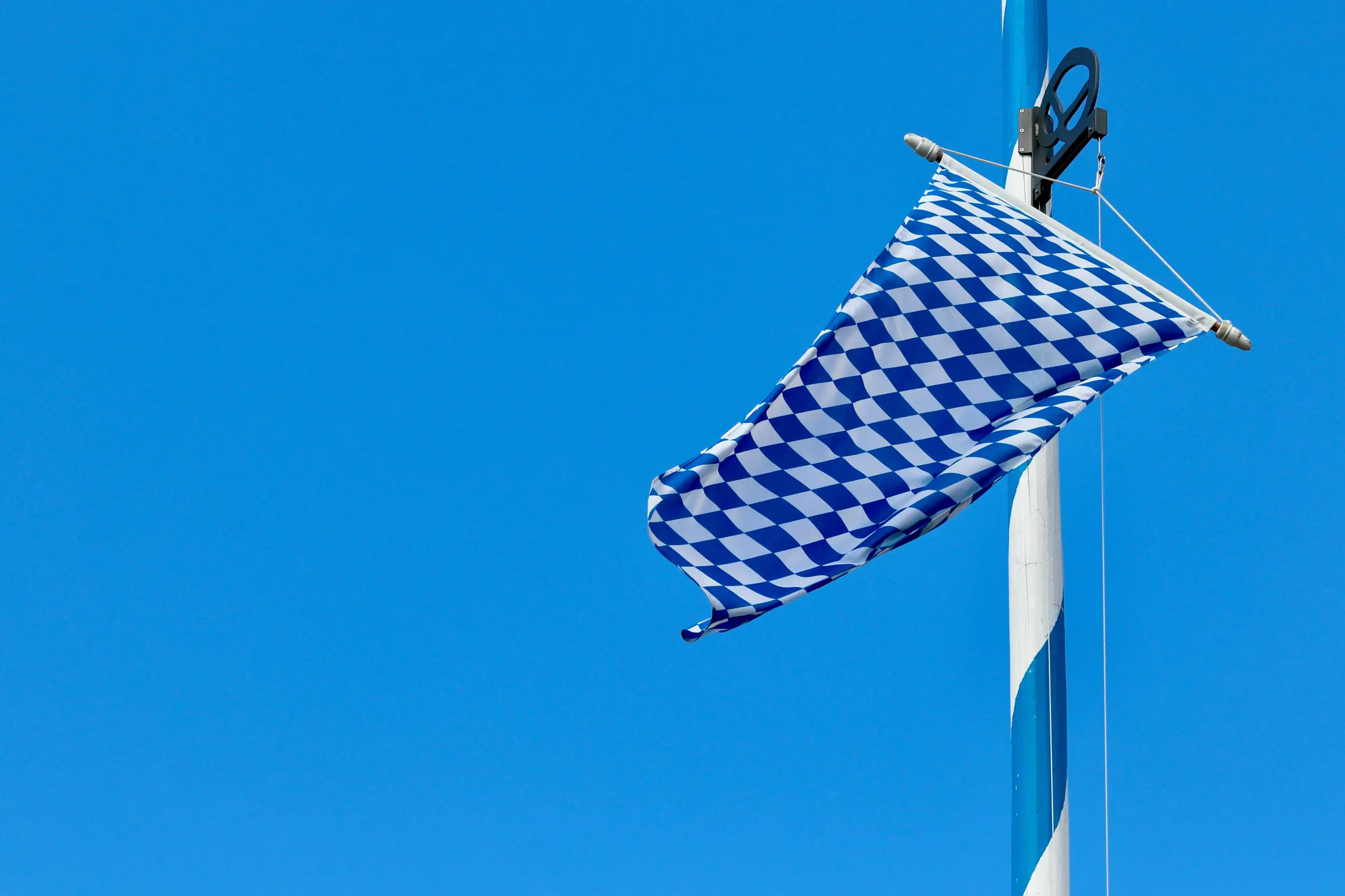 Bayerische Flagge im Wind