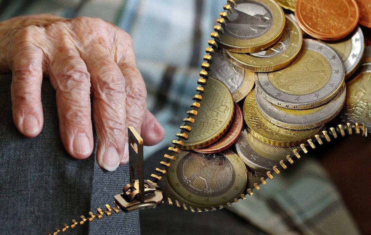 Hand einer älteren Person und Geld