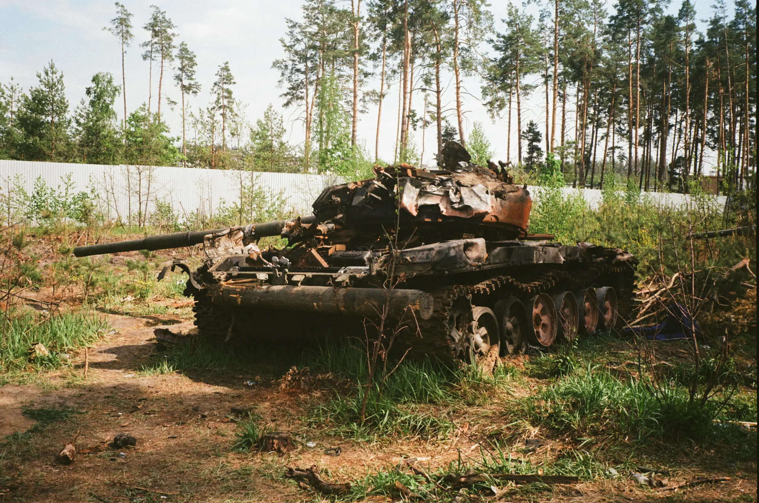 Ein kaputter Panzer auf einem Feld