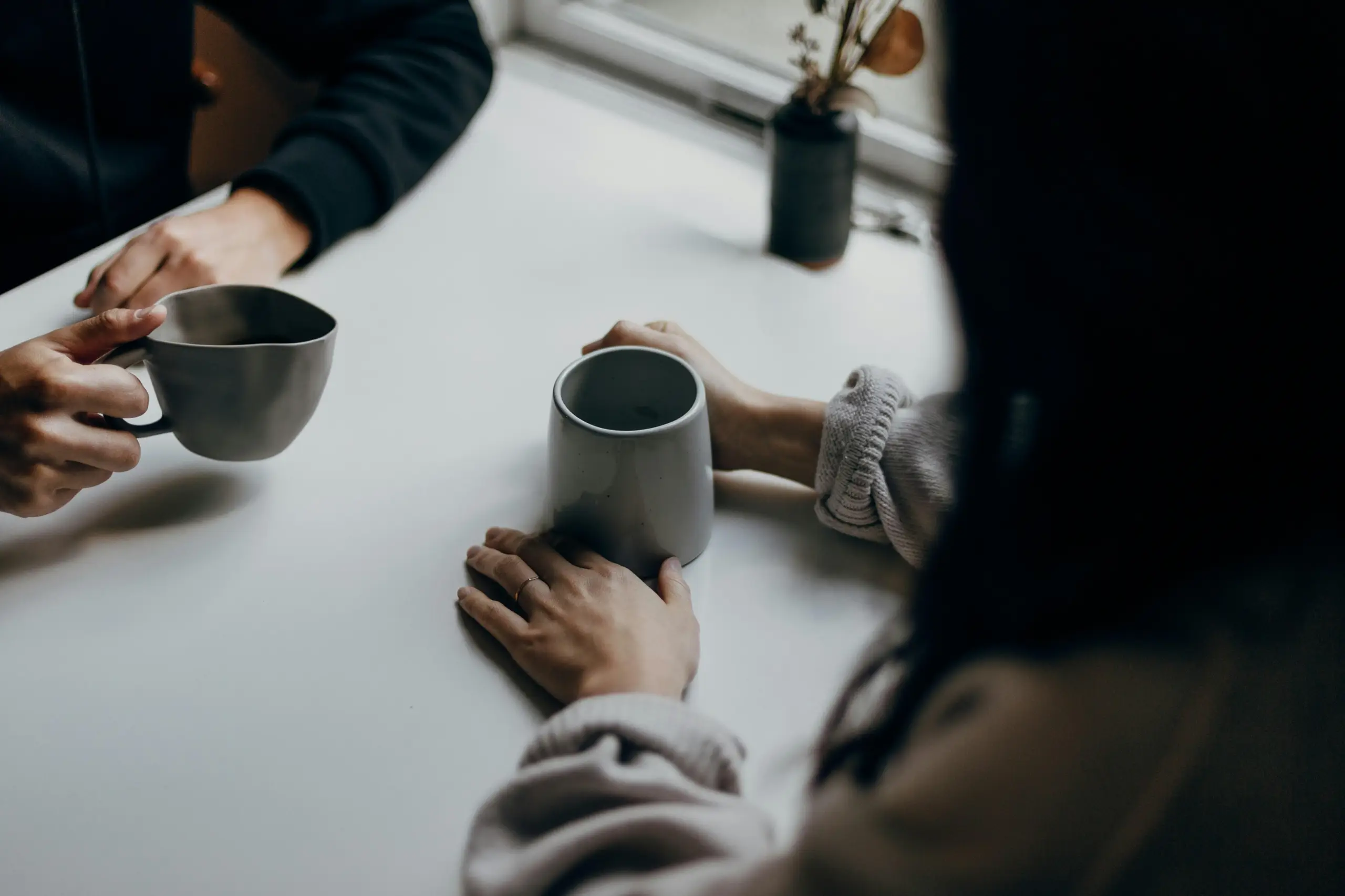 Zwei Personen mit Kaffeetassen