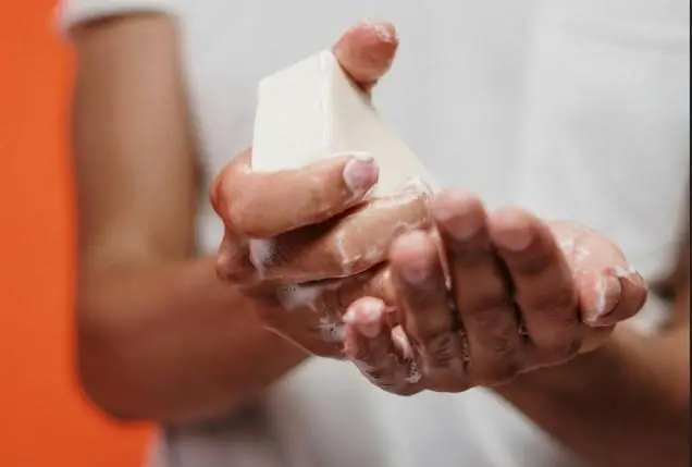 Eingehakte kleine Finger als Symbol von Freundschaft