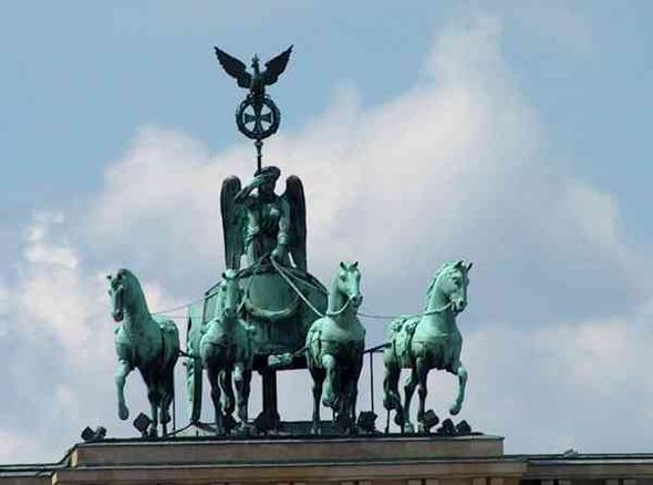 Quadriga Brandenburger Tor aus Bronze - (Kunst, Metall, Stoff)