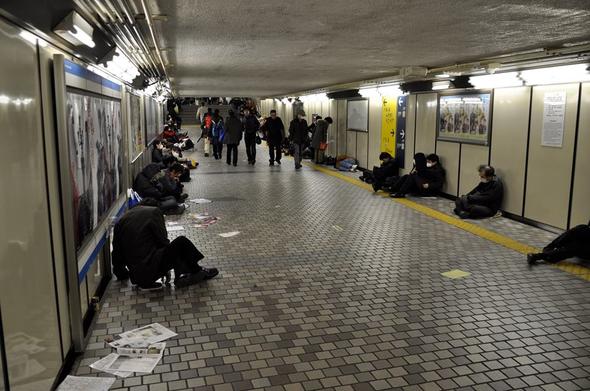 11. März 2011 - Übernachten in den unterirdischen Gängen der U-Bahn in Tokyo - (Wahrnehmung, Erdbeben)