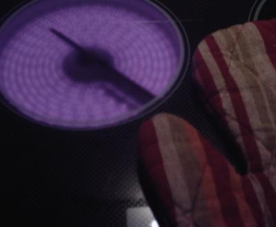 Die Wärmestrahlung des Kochfeldes erscheint auf dem Bild der Billigknipse violett. - (Physik, Fotografie, Digitalkamera)