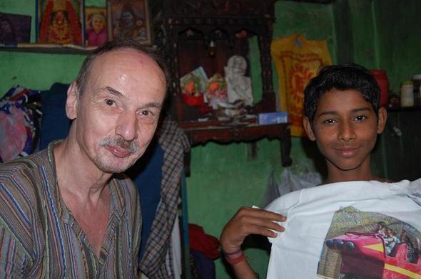 Rahul und ich - mit seine Geschenk, ein T-shirt mit seinem Bild - (Kinder, Seite, Afrika)
