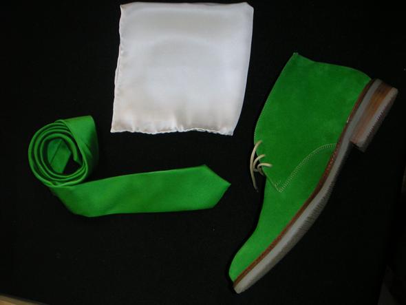 grüne Krawatte passend zum Schuh - (Farbe, Kleid, Krawatte)
