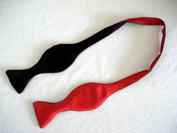 Zweifarbiger Einteiler schwarz-rot aus Bio-Seidensatin - (Fliege, Krawatte)