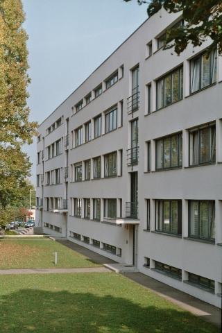Neue Sachlichkeit in der Architektur - (Schule, Internet, Musik)