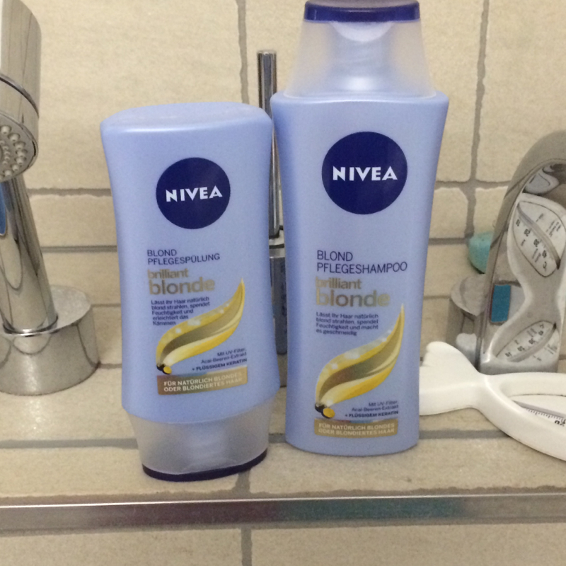 Zwei Frauen mit blonden Haaren