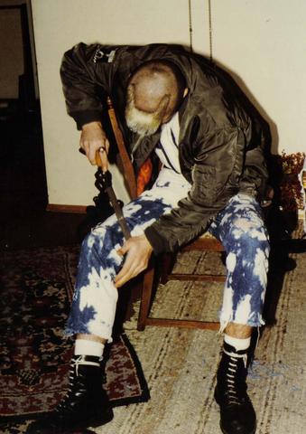 Hier ein Bild von einem freundlichen Herren, der seine Hose noch weiter bearbeit - (Kleidung, Mode, Shop)