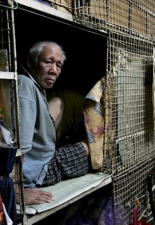 Alter Mann lebt in einem Käfig in Hongkong - (schlafen, Mietvertrag, Lager)