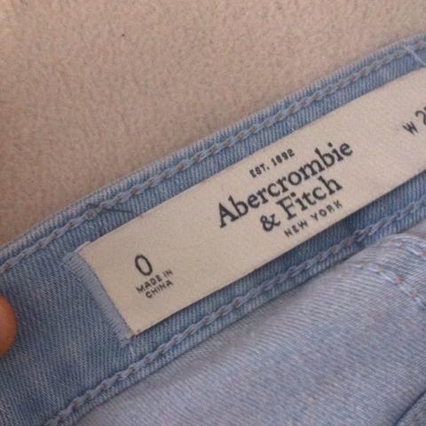 Also hier ist das Schild von einer meiner Jeans, ich glaube das ist Size Zero;) - (Mode, size-zero)