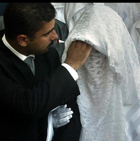 Braut mit traditionellen Umhang - (Islam, Hochzeit, Burka)