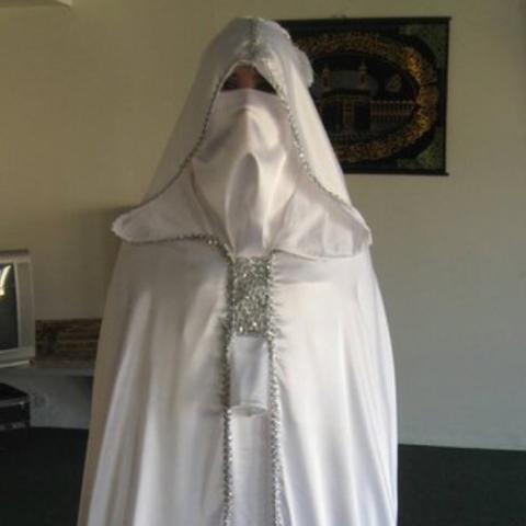 Braut mit traditionellen marrokanischen Umhang - (Islam, Hochzeit, Burka)