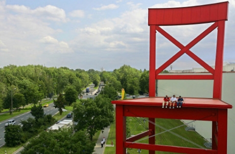 wie hoch ist der rote stuhl vun den xxxl möbelhäusern? (Rekord)