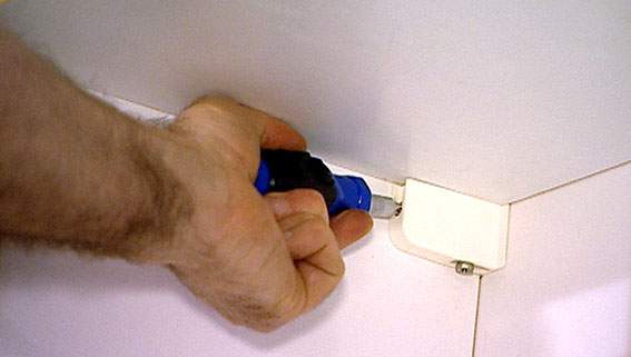 Küchen-Hängeschränke mit weniger Befestigungspunkten, "anders