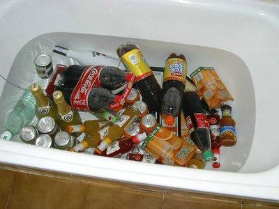 Alkoholvorrat in der Badewanne - (Alkohol, Party, vertragen)