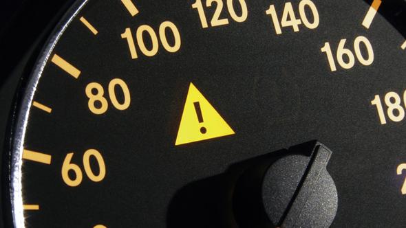 Auto: 13 Warnzeichen Auto Gelbes Ausrufezeichen