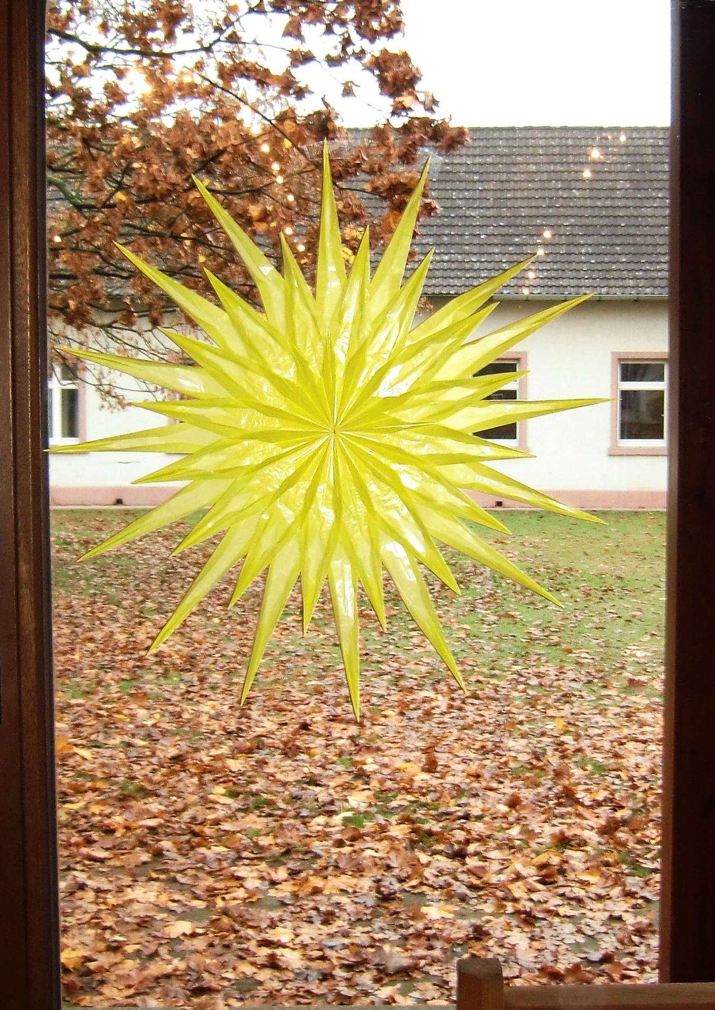 Bodentiefe Fenster weihnachtlich dekorieren (Weihnachten