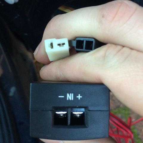 Die beiden oberen Kabel müssten eigentlich mit der frequenzweiche verbunden sein - (Musik, Auto, Lautsprecher)
