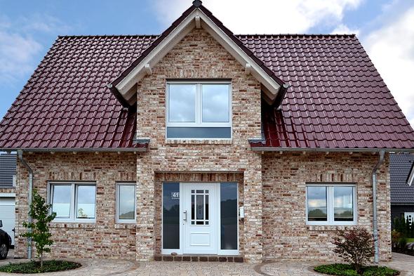 Massivhaus mit Klinkerfassade und Tondachziegeln - (Haus, Steine)