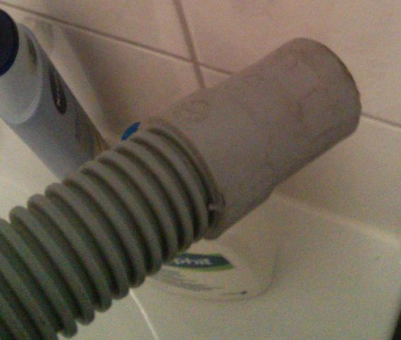 Wie schließe ich einen Waschmaschinenablaufschlauch mit zu großem