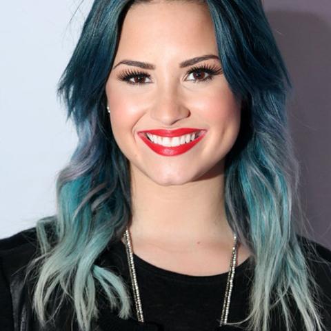 Augen haare blaue dunkelbraune dunkelbraune haare