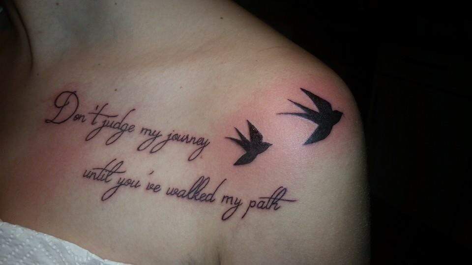 Tattoo am Schlüsselbein (Körperschmuck, Schriftzug)
