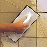 Hilfe beim Fliesen verfugen! Welche konsistenz muss die Schmatze haben? (bauen, heimwerken ...