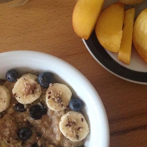 porridge und obst - (gesund, Frühstück, lecker)