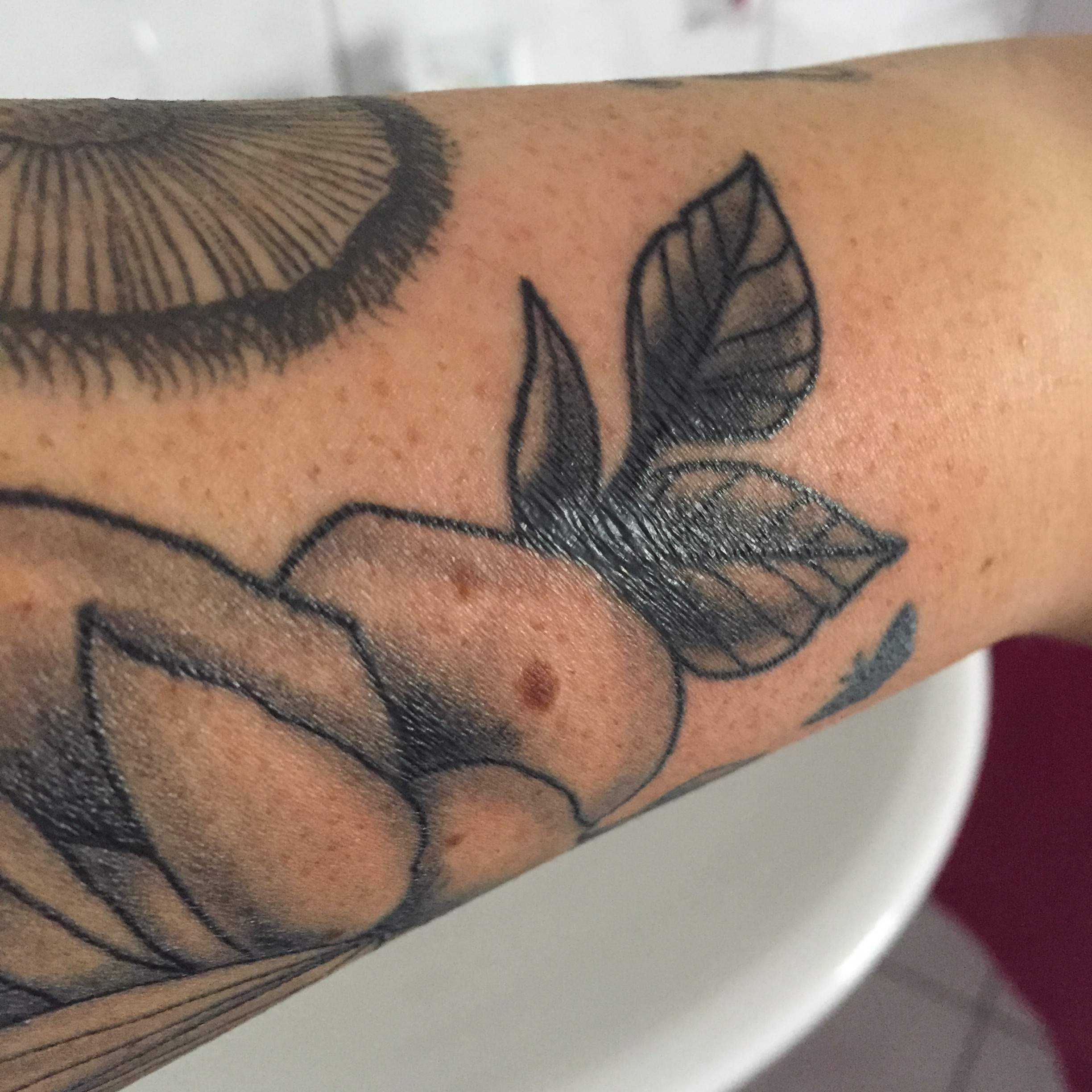 Mein zwei Wochen altes Tattoo hat so komische schwarze stellen! Sieht