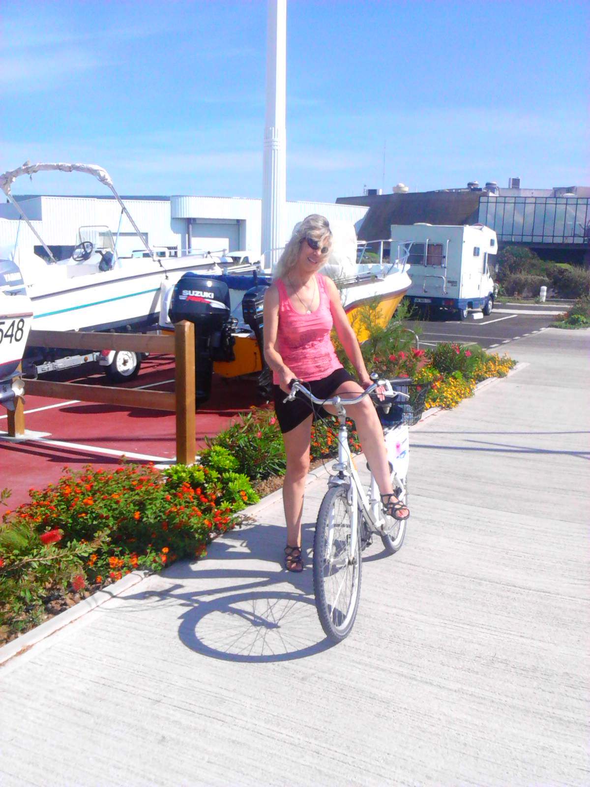 Warum fahren Frauen im Minirock Fahrrad? (Fahrrad fahren)