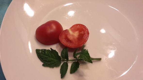 kleine Tomate nebst Blatt - (Tomaten, scharf)