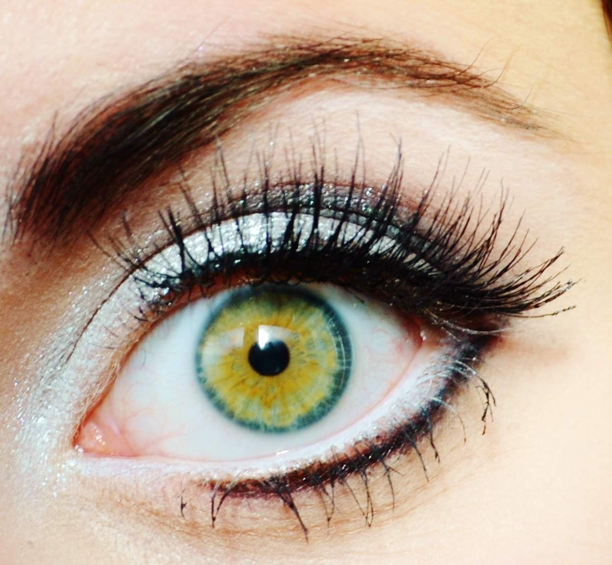 Ist es möglich ein Auge größer aussehen zu lassen? (Augen, Größe)