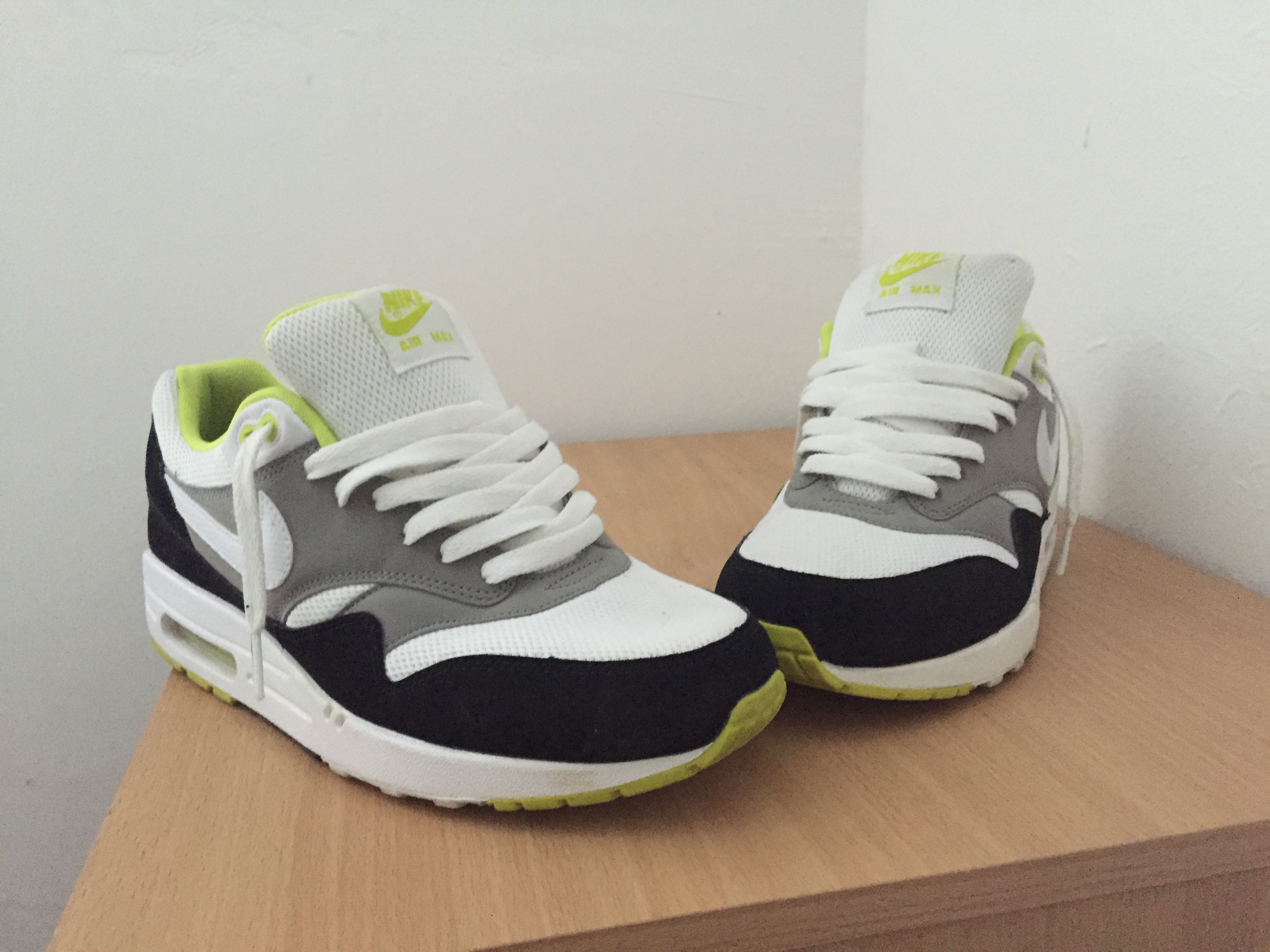 Nike Air Max, was tun mit den Schnürsenkeln? Knoten? Mit oder ohne Schlaufe? Oder nur seitl