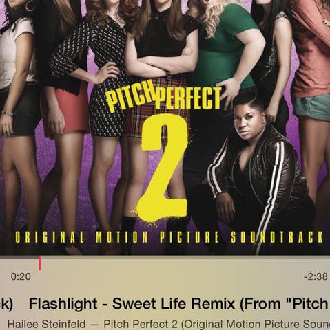 Hier ;) - (Pitch Perfect, emily, flashlight)