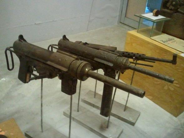 Echte Waffen aus dem V. Krieg. - (Deutschland, Geschichte, USA)
